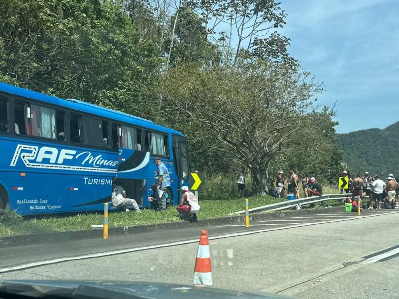 Ônibus de torcedores do Flamengo sofre acidente a caminho do clássico com o Vasco