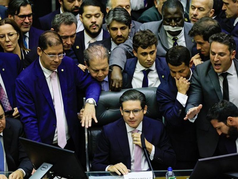 Rejeição à PEC da Blindagem domina redes sociais, aponta pesquisa