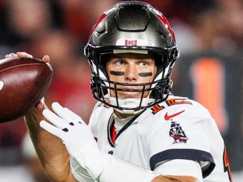 Tom Brady vai deixar aposentadoria e voltar aos gramados em 2026
