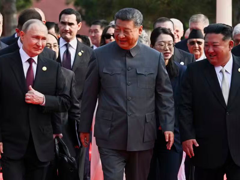 Xi, Putin e Kim têm conversa sobre longevidade vazada em desfile militar em Pequim