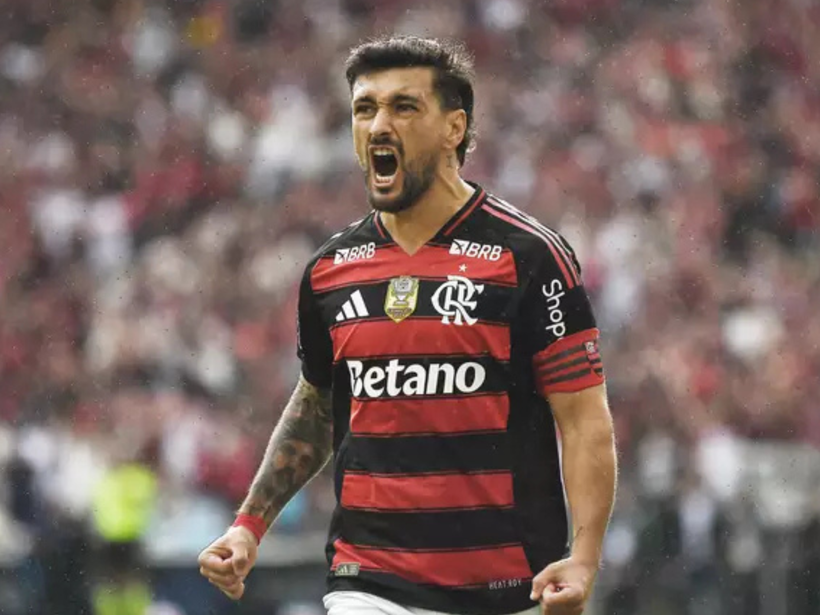 Arrascaeta relata tentativa de assalto na saída do Maracanã após vitória do Flamengo