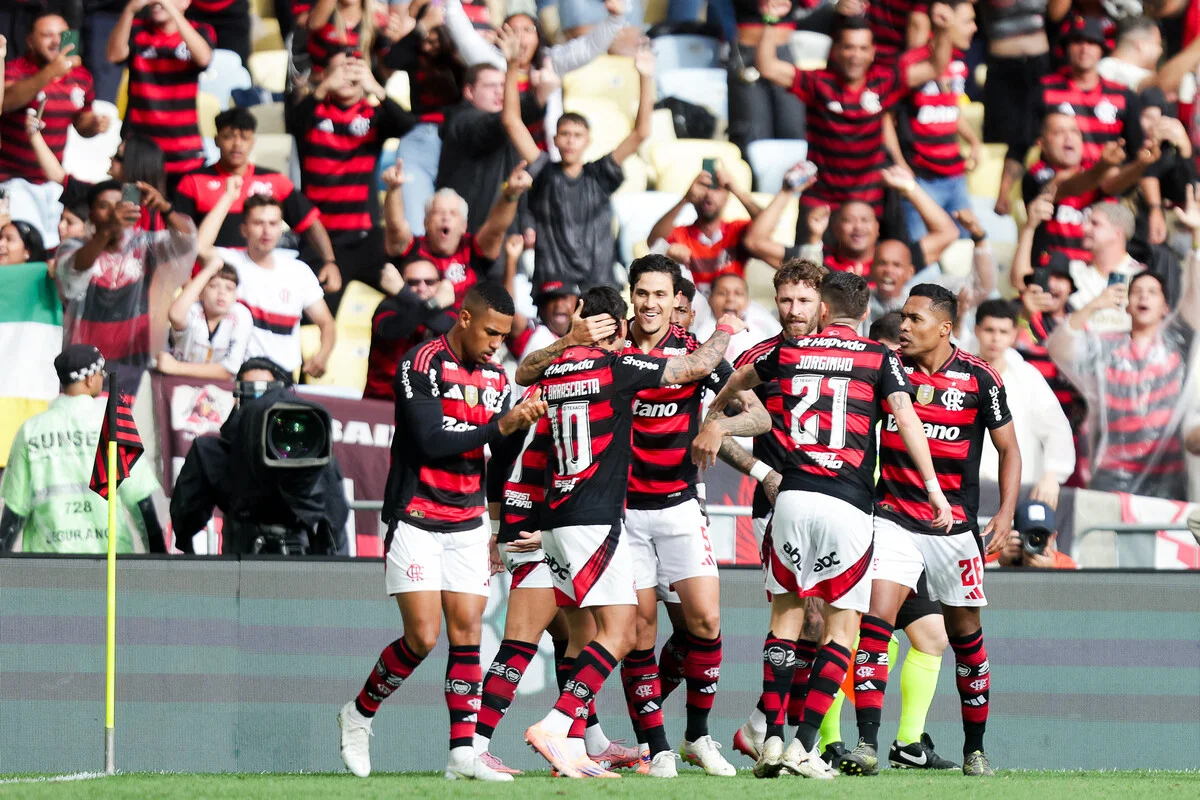 Em clássico com sabor de final, Flamengo vence Palmeiras de virada e embola a liderança do Brasileirão