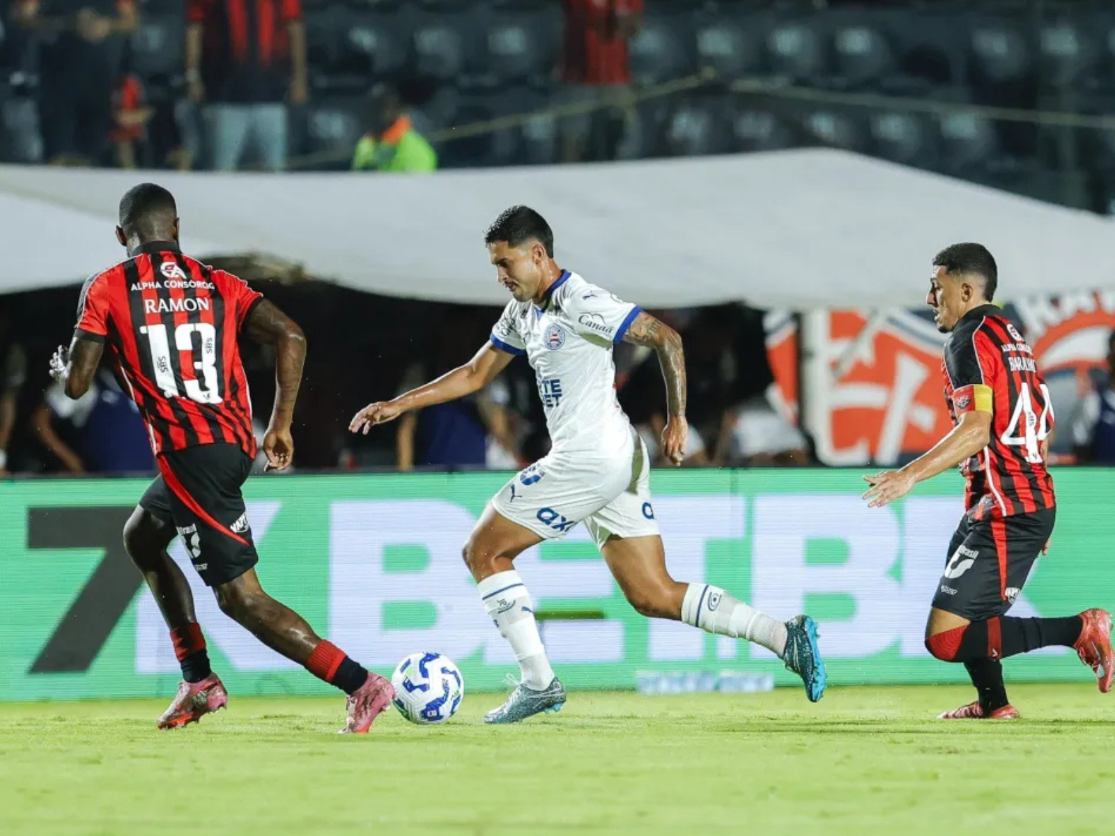 Em clássico dramático, Vitória vence o Bahia e ganha fôlego na luta contra o rebaixamento