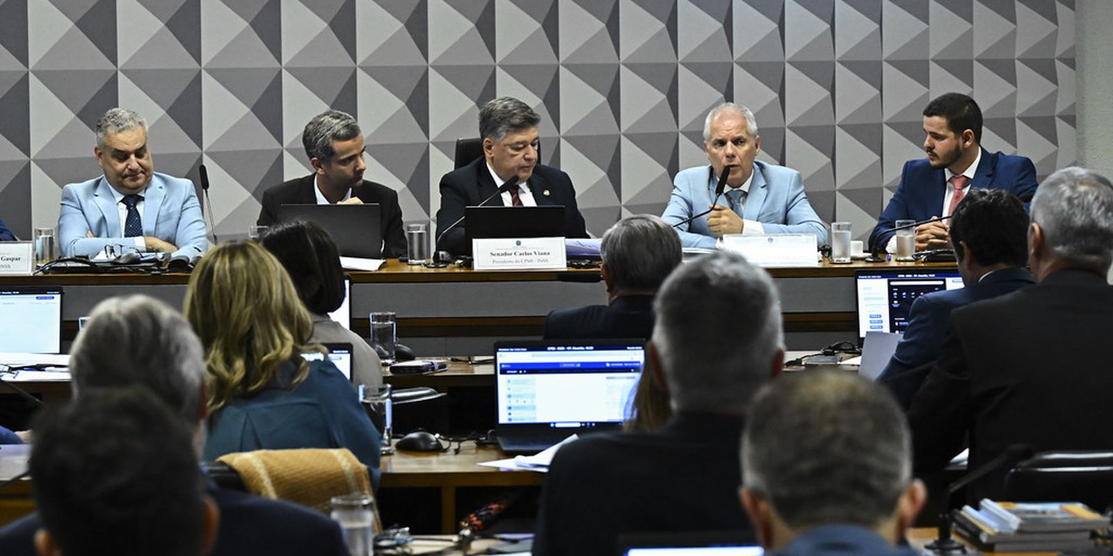 Ex-presidente do INSS se nega a responder perguntas de relator da CPI 