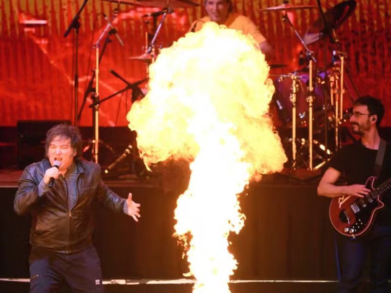 Milei lança livro e realiza show de rock em meio a tensão econômica da Argentina