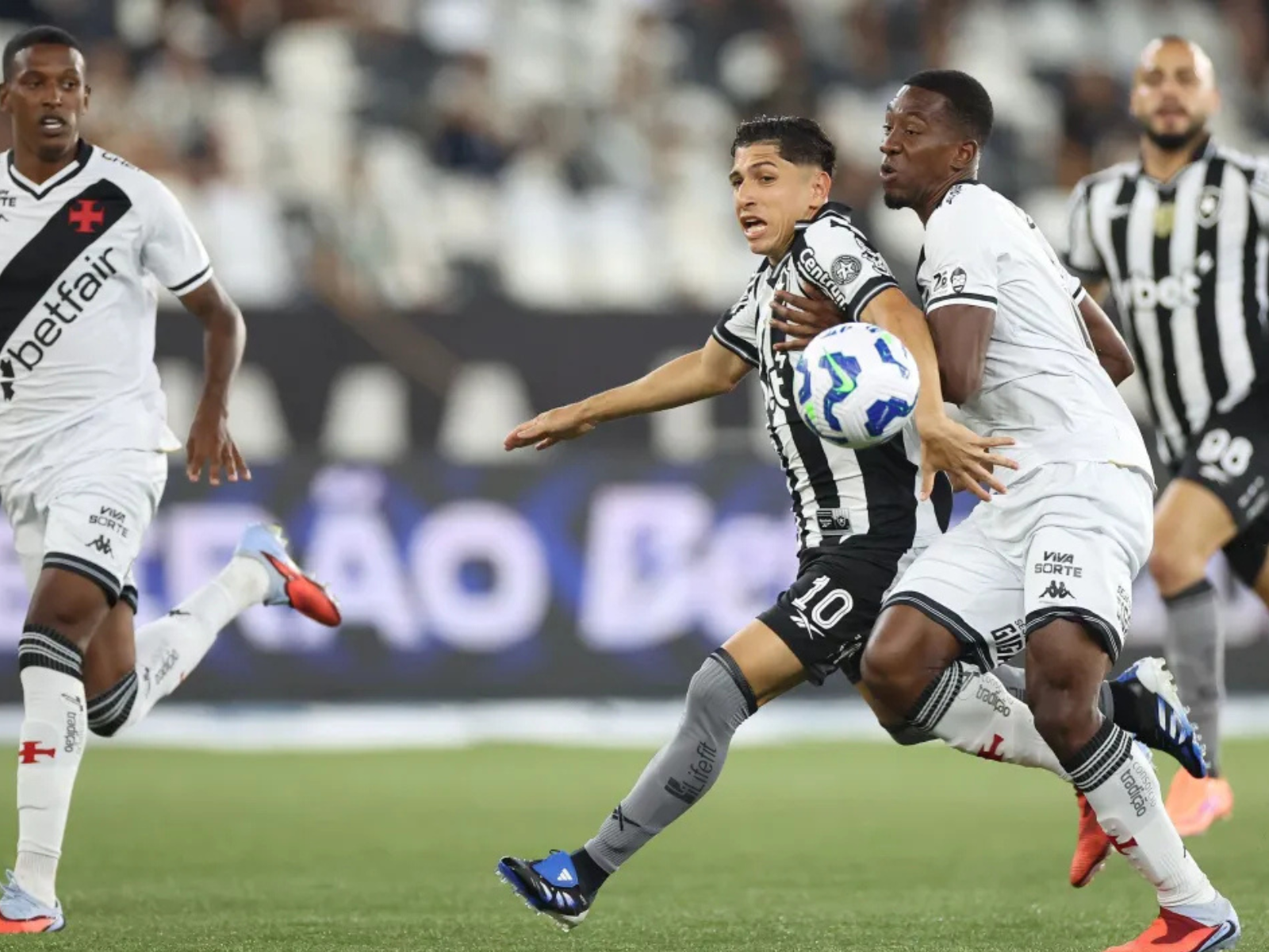 Botafogo vence o Vasco e consolida posição no G7 no Campeonato Brasileiro