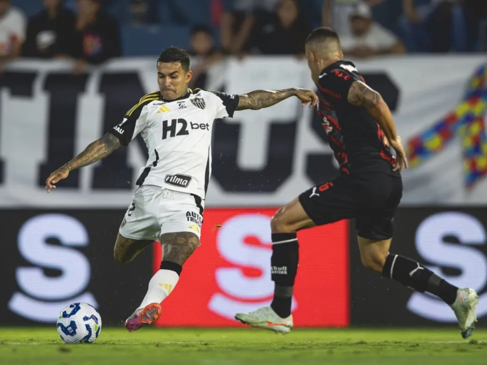 Bragantino vence Atlético-MG e escala na tabela do Brasileirão
