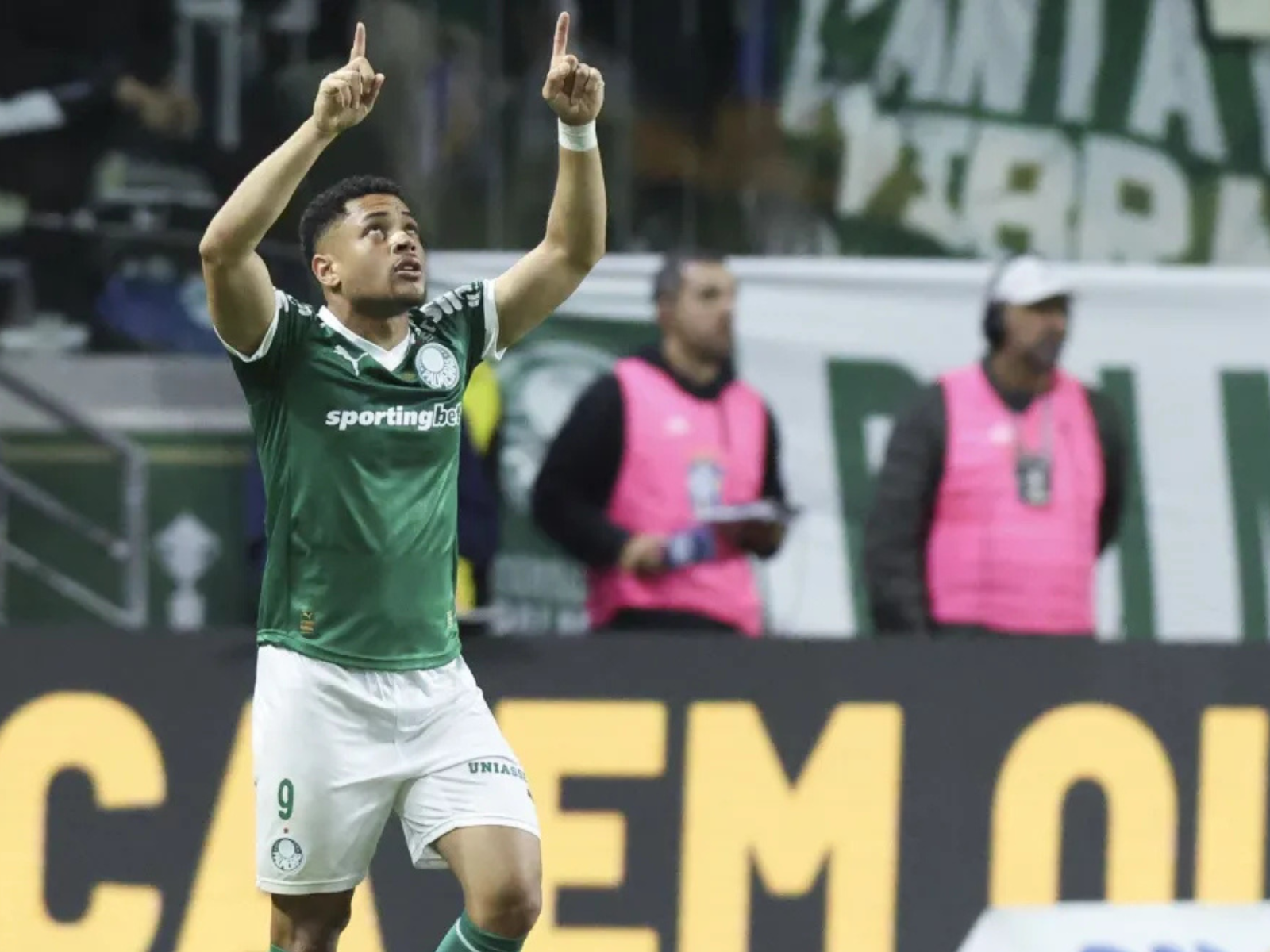 Com brilho de Vitor Roque, Palmeiras vence Santos em clássico no Campeonato Brasileiro