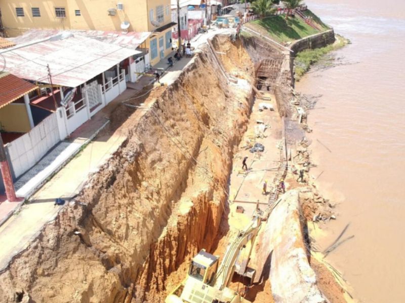 Erosão avança em orla de Parintins enquanto obras de contenção patinam