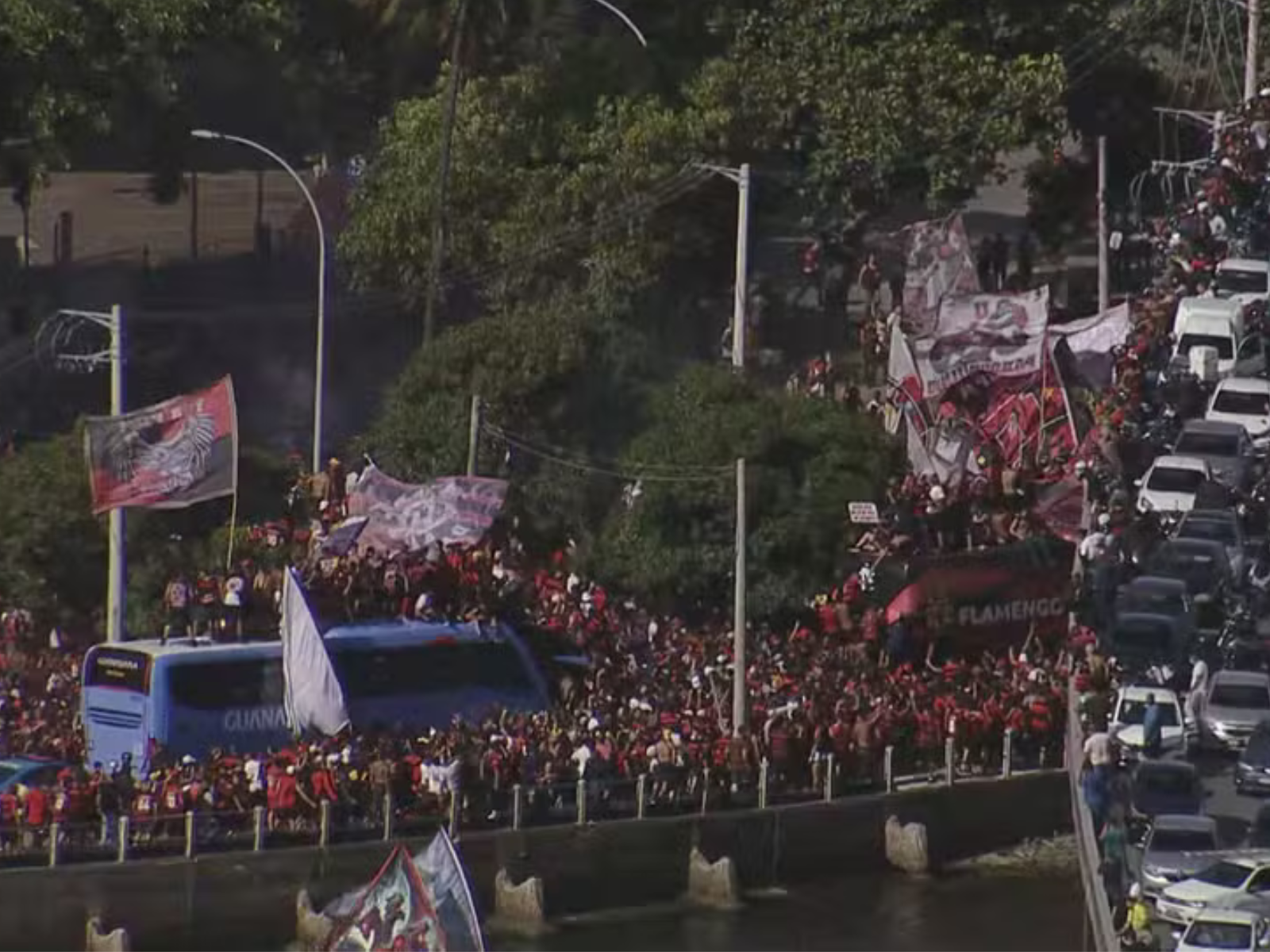 Flamengo embarca para a final da Libertadores com multidão de torcedores na partida
