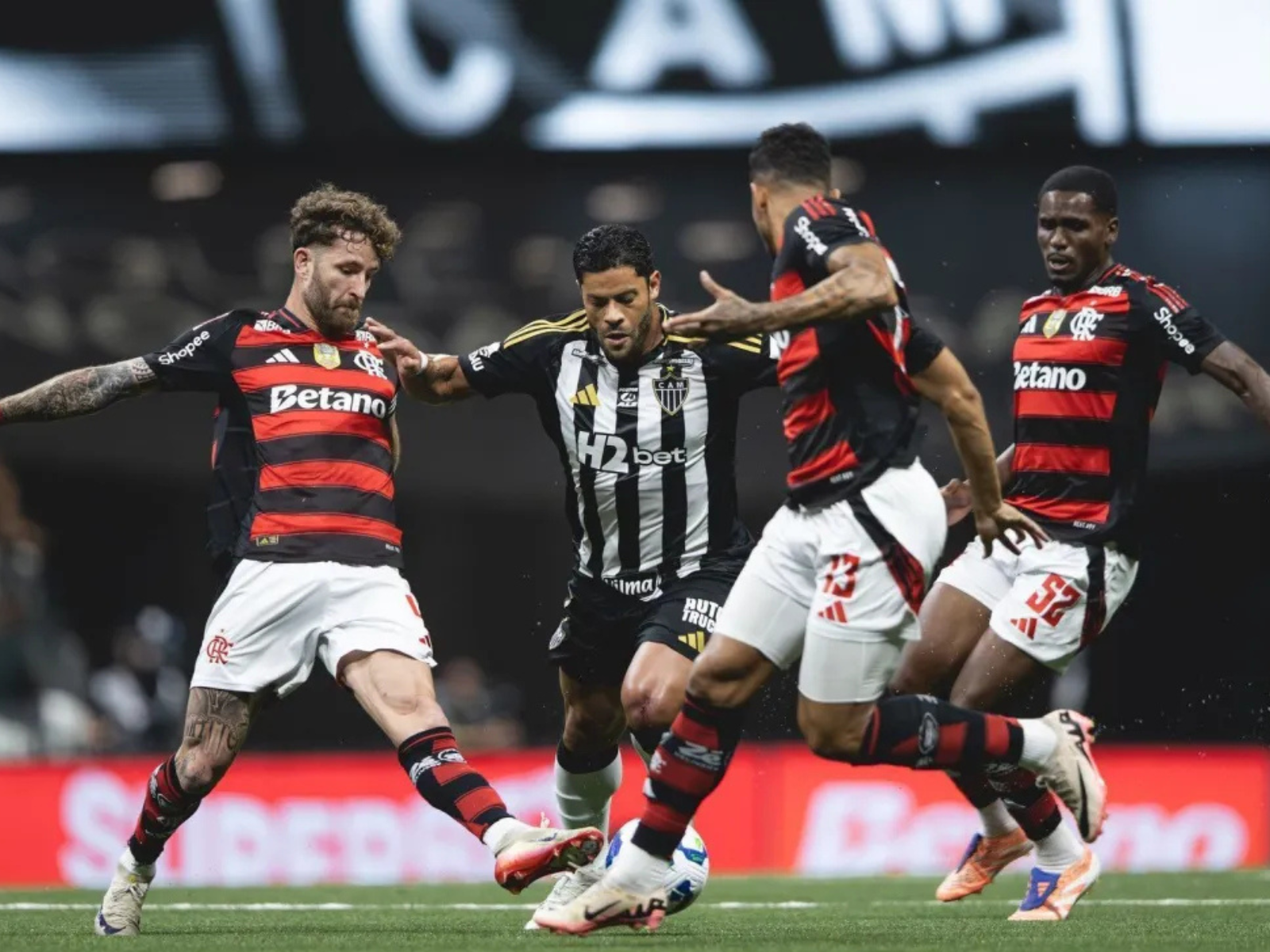 Flamengo empata com o Atlético-MG e coloca a mão na taça do Brasileirão