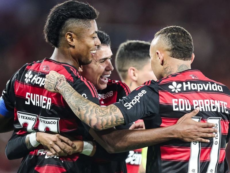 Flamengo vence o Santos por 3 a 2 no Maracanã e segue na briga pelo título do Brasileirão