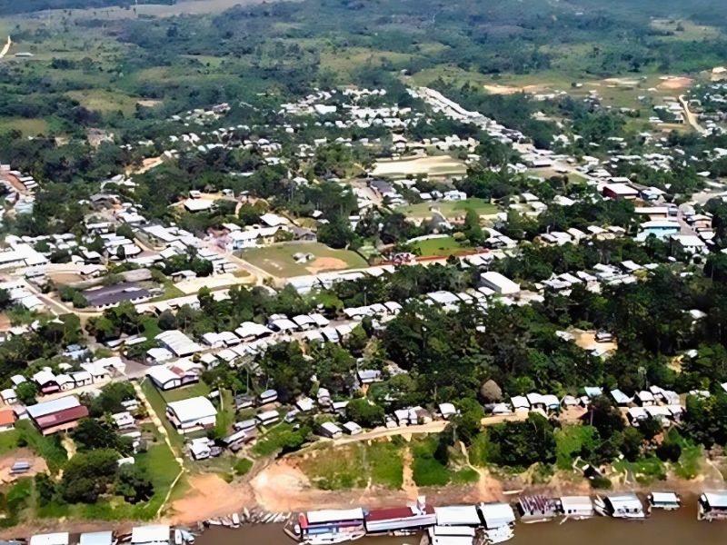 Obra de R$ 12 milhões cercada por tapumes e mato vira alvo de investigação em Jutaí