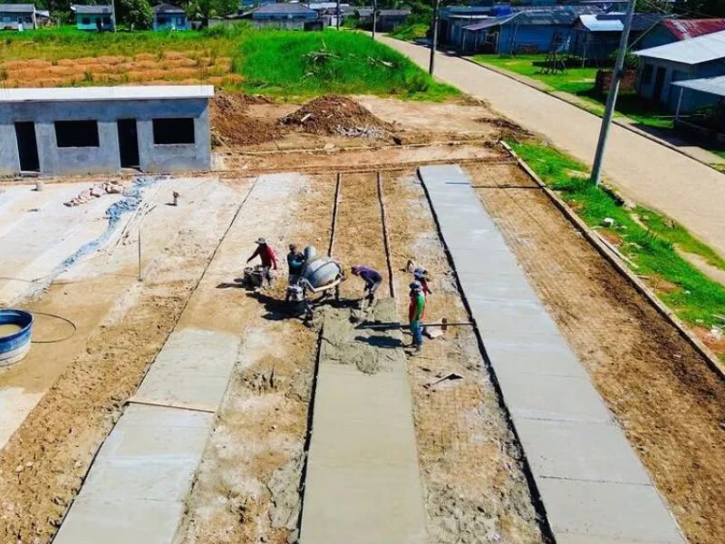 Obra milionária atrasada há três anos contrasta com casas de madeira em Alvarães