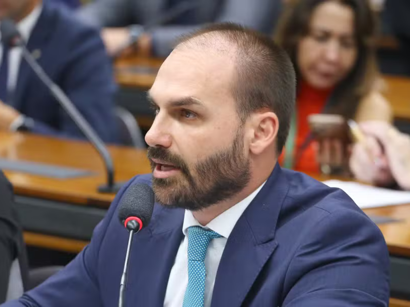 STF forma maioria para tornar Eduardo Bolsonaro réu por crime de coação