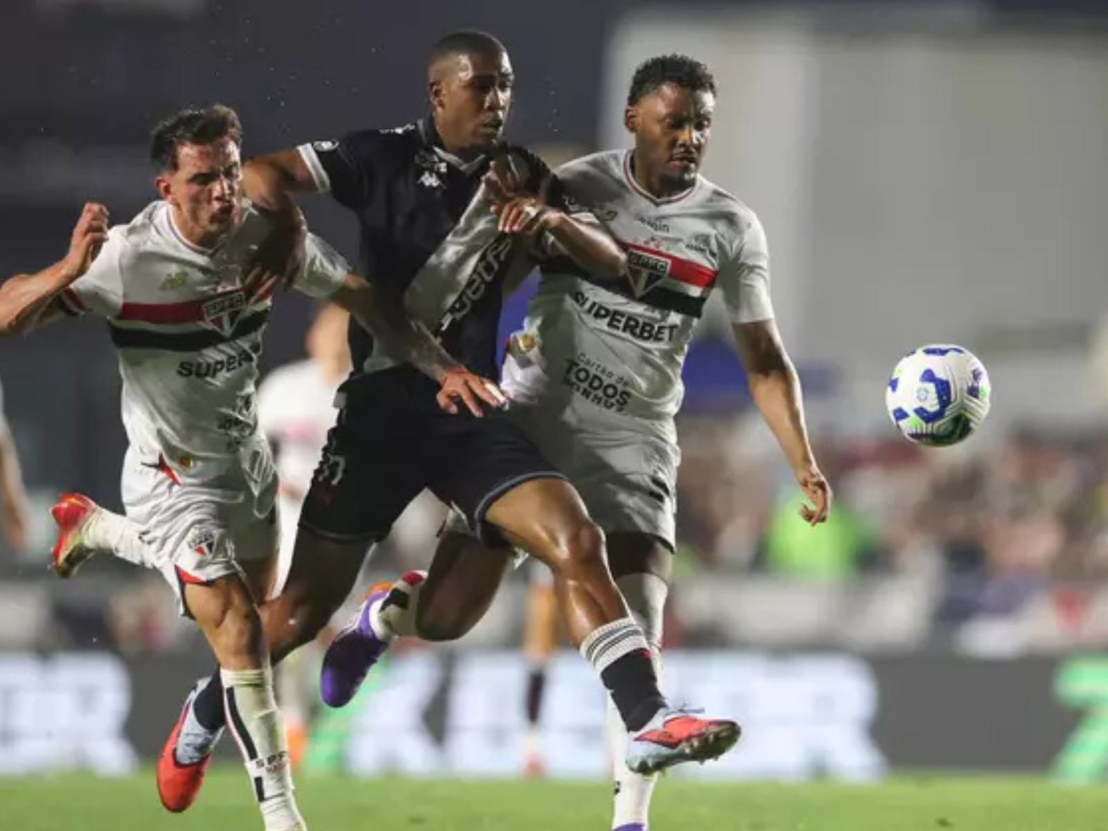 São Paulo quebra tabu de 12 anos, vence Vasco em São Januário e entra na briga pelo G6