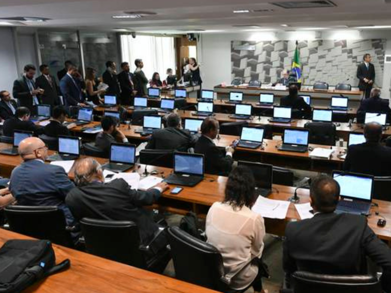 Senado avança com isenção de IR para quem ganha até R$ 5 mil; projeto vai ao plenário