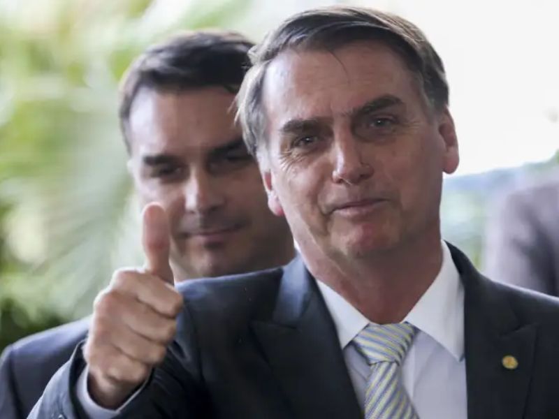 Bolsonaro confirma Flávio como pré-candidato ao Planalto em carta escrita à mão