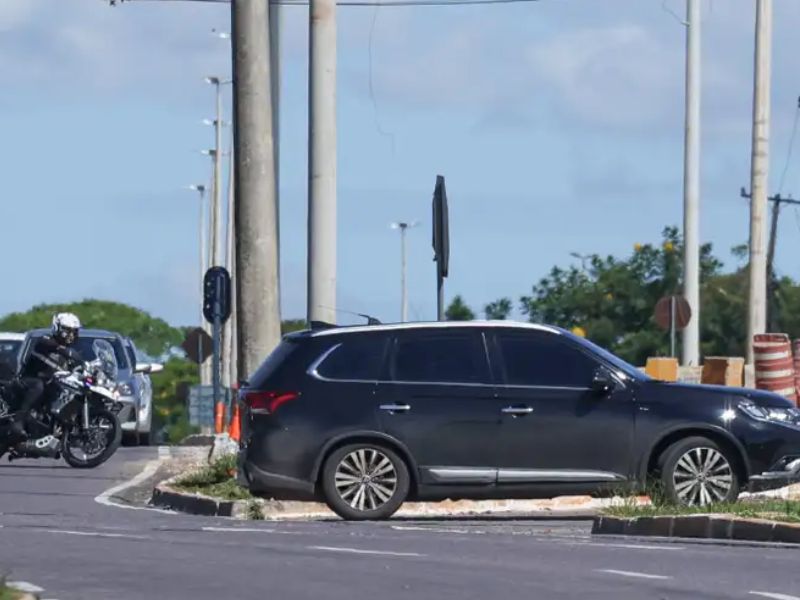 Bolsonaro é internado sob forte escolta da PF para cirurgia em Brasília