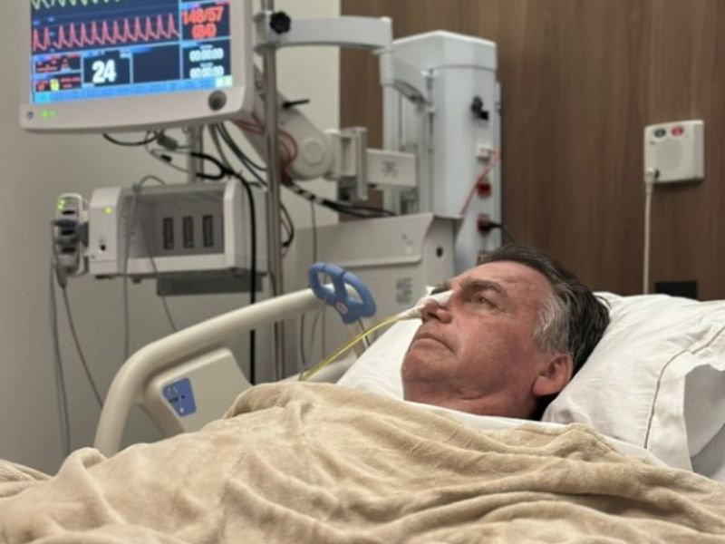 Carlos Bolsonaro porta foto do pai após cirurgia de hérnia