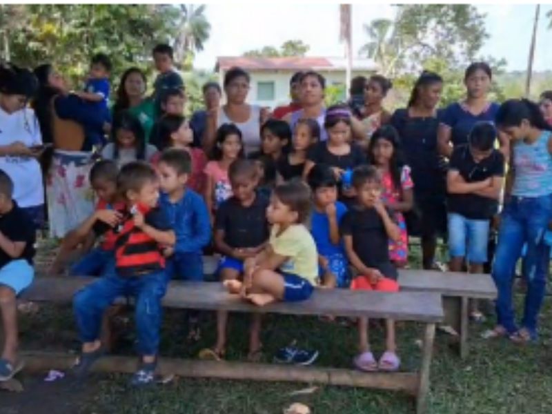 Em vídeo, moradora denuncia descaso na educação de Jutaí: 'estudam debaixo das árvores'