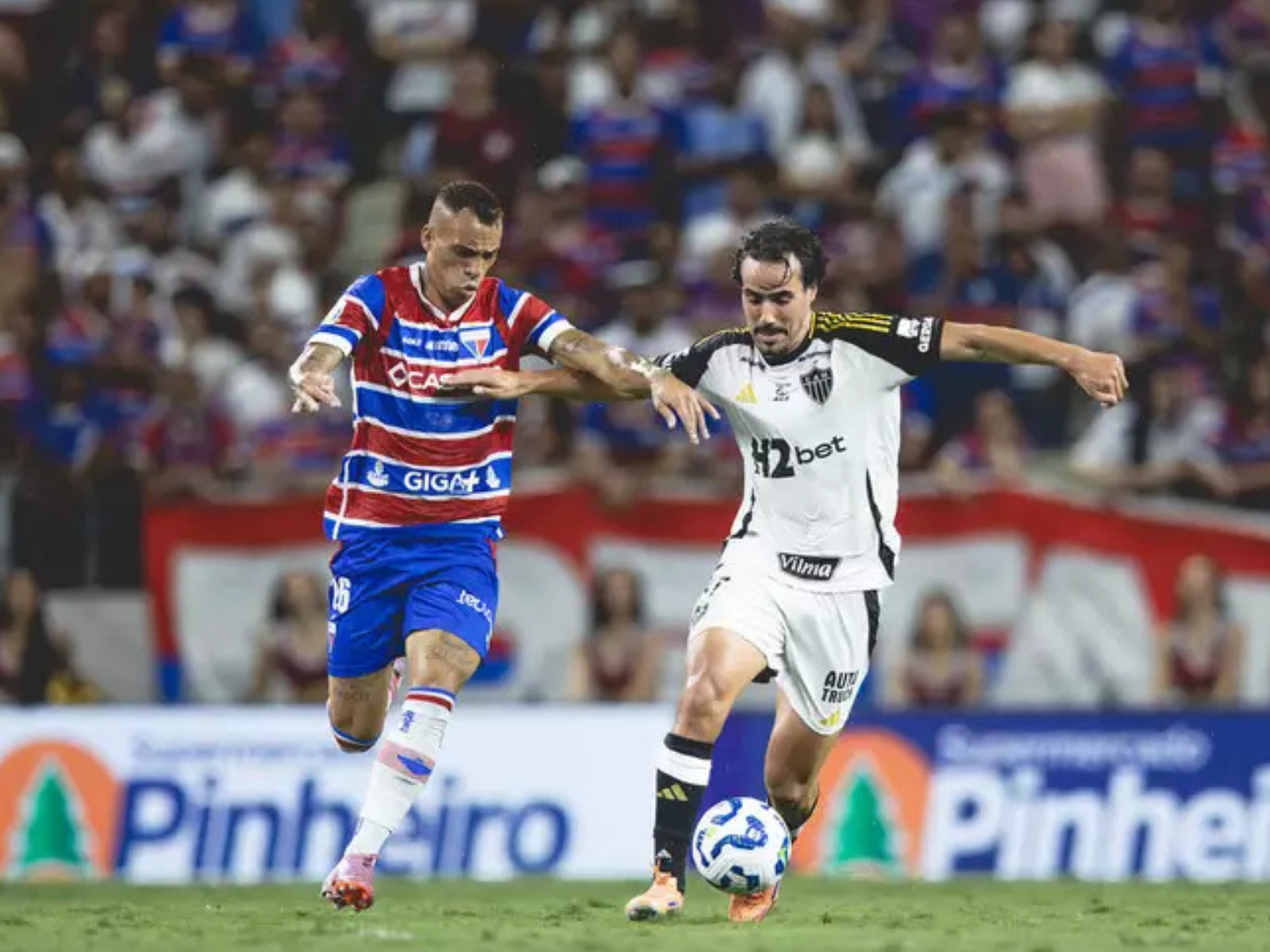 Fortaleza vence Atlético-MG e se aproxima da saída da zona de rebaixamento no Brasileirão