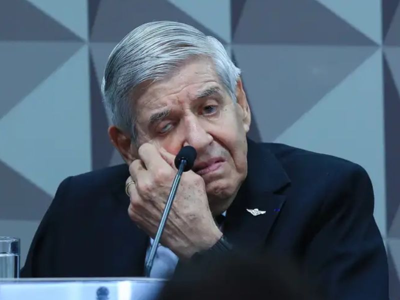 Moraes concede prisão domiciliar a Augusto Heleno