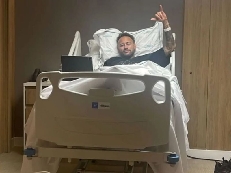 Neymar passa por cirurgia no joelho e inicia processo de recuperação