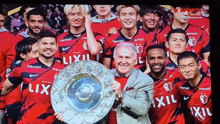 Zico ergue troféu e vídeo viraliza após título histórico do Kashima Antlers