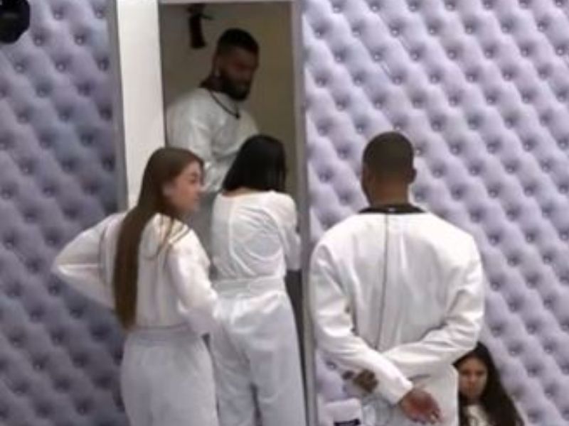 Participantes encontram fezes nas paredes do banheiro do Quarto Branco; VÍDEO