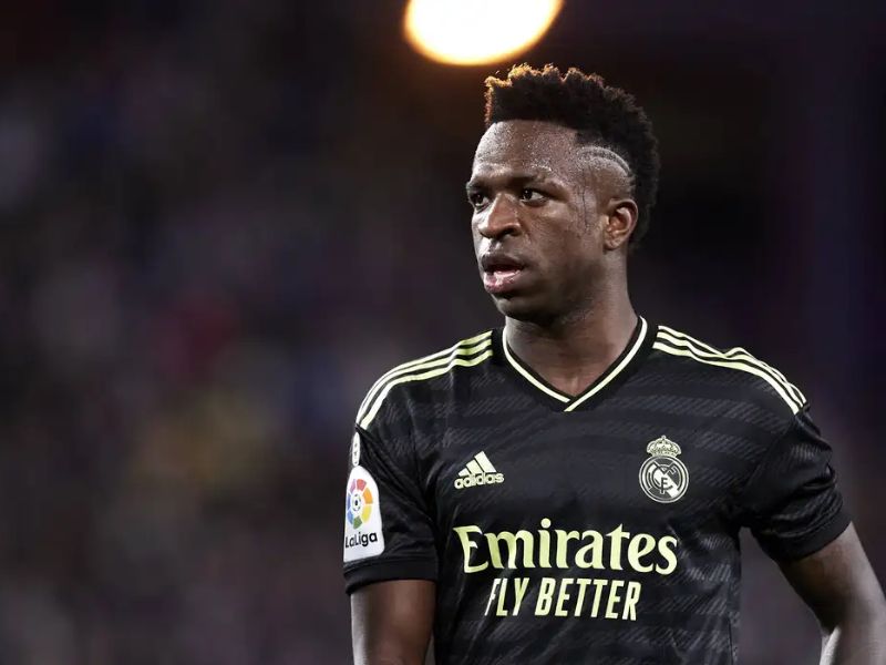 Torcedores entoam ofensas racistas contra Vinícius Júnior antes de jogo do Real Madrid